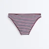 Klassische Bikinis aus strukturiertem Streifenstoff Klassische Bikinis aus strukturiertem Streifenstoff