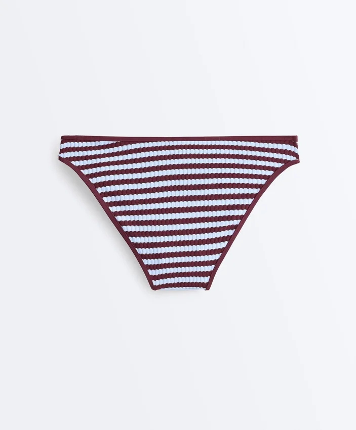 Klassische Bikinis aus strukturiertem Streifenstoff Klassische Bikinis aus strukturiertem Streifenstoff