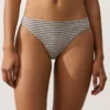 Klassische Bikinis mit Streifenmuster Klassische Bikinis mit Streifenmuster