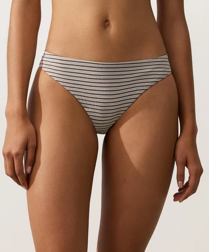 Klassische Bikinis mit Streifenmuster Klassische Bikinis mit Streifenmuster