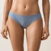 Klassische Bikinis mit Streifenmuster Klassische Bikinis mit Streifenmuster