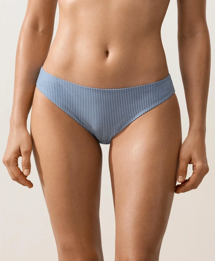 Klassische Bikinis mit Streifenmuster Klassische Bikinis mit Streifenmuster