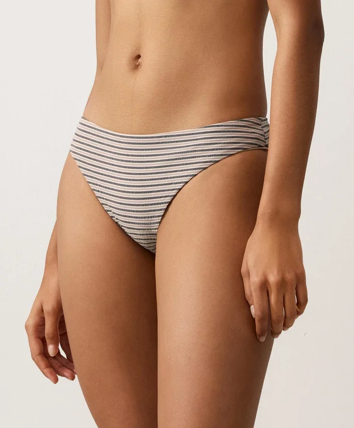 Klassische Bikinis mit Streifenmuster Klassische Bikinis mit Streifenmuster