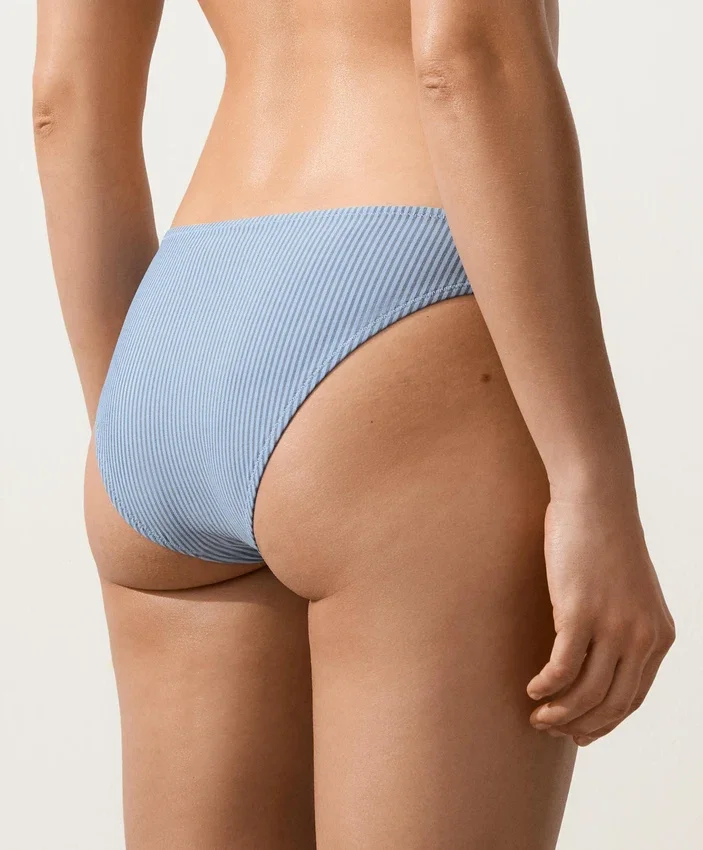 Klassische Bikinis mit Streifenmuster Klassische Bikinis mit Streifenmuster