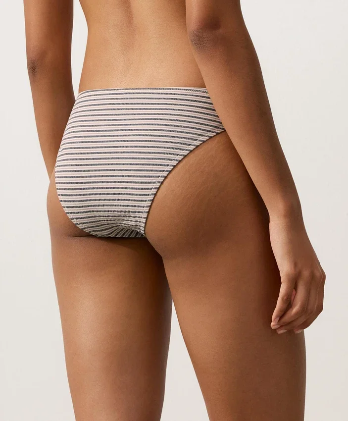 Klassische Bikinis mit Streifenmuster Klassische Bikinis mit Streifenmuster
