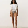 Klassische Bikinis mit Streifenmuster Klassische Bikinis mit Streifenmuster