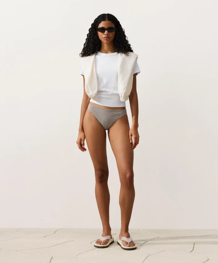 Klassische Bikinis mit Streifenmuster Klassische Bikinis mit Streifenmuster
