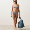 Klassische Bikinis mit Streifenmuster Klassische Bikinis mit Streifenmuster