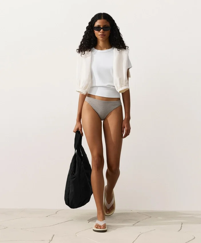 Klassische Bikinis mit Streifenmuster Klassische Bikinis mit Streifenmuster