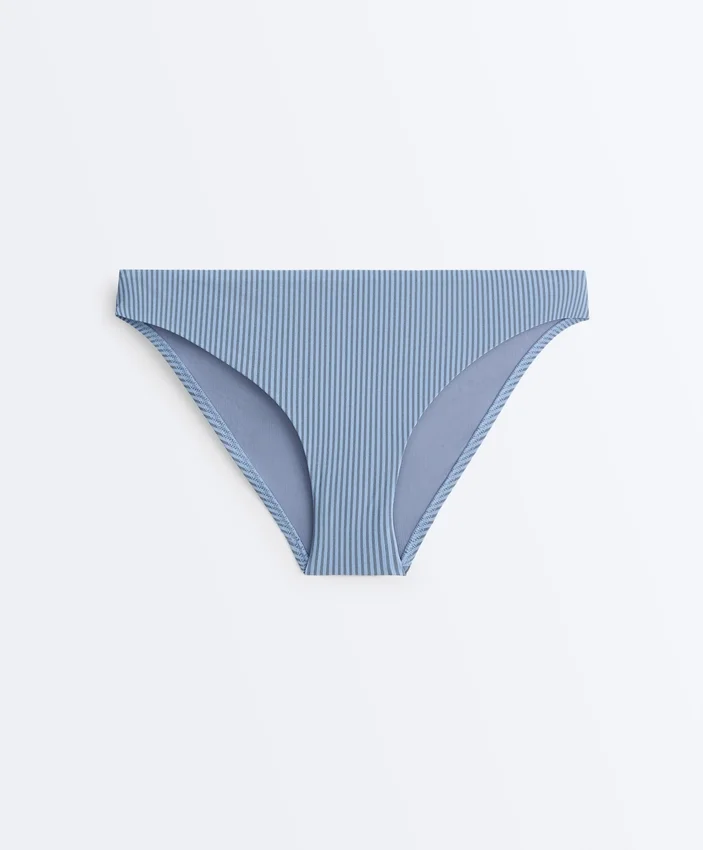 Klassische Bikinis mit Streifenmuster Klassische Bikinis mit Streifenmuster