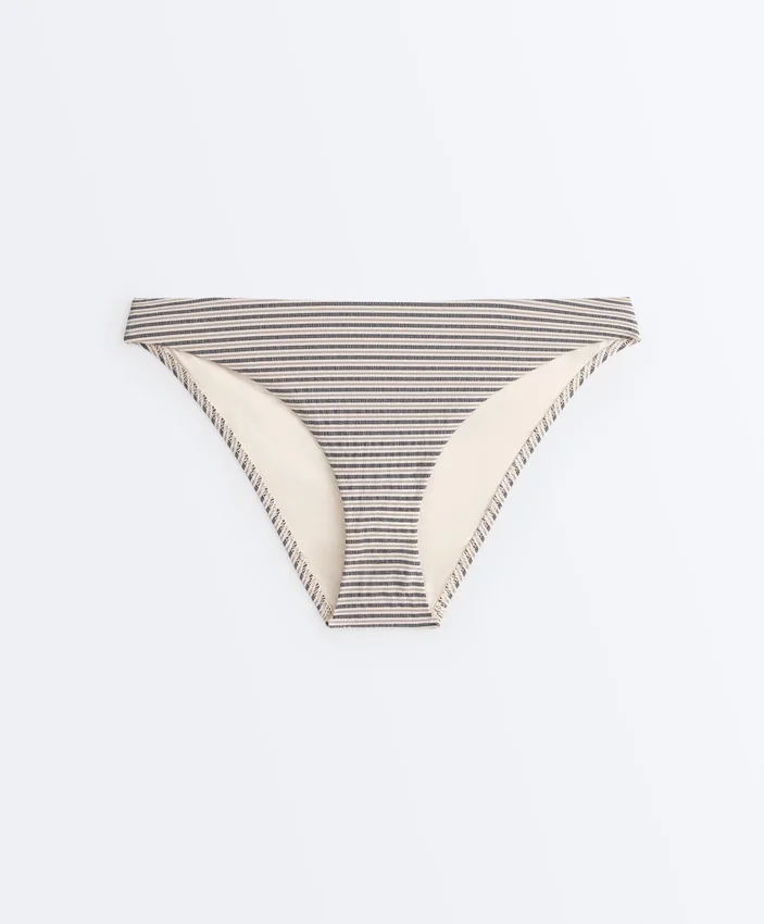 Klassische Bikinis mit Streifenmuster Klassische Bikinis mit Streifenmuster
