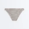 Klassische Bikinis mit Streifenmuster Klassische Bikinis mit Streifenmuster