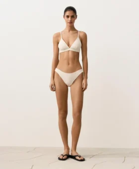 Bikini-Oberteil im Triangel-Schnitt mit Häkelstruktur und Bubble-Textur
