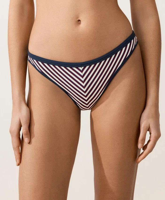 Klassische Bikinislip-Slips mit strukturierten Streifen und Zierborten Klassische Bikinislip-Slips mit strukturierten Streifen und Zierborten