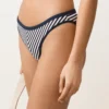 Klassische Bikinislip-Slips mit strukturierten Streifen und Zierborten Klassische Bikinislip-Slips mit strukturierten Streifen und Zierborten