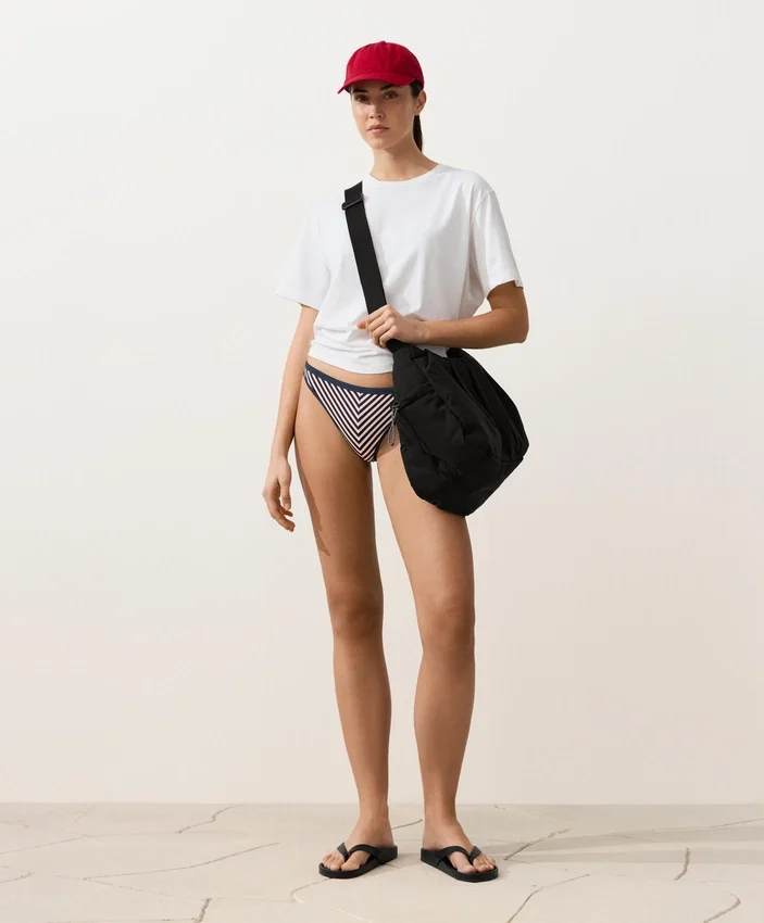 Klassische Bikinislip-Slips mit strukturierten Streifen und Zierborten Klassische Bikinislip-Slips mit strukturierten Streifen und Zierborten