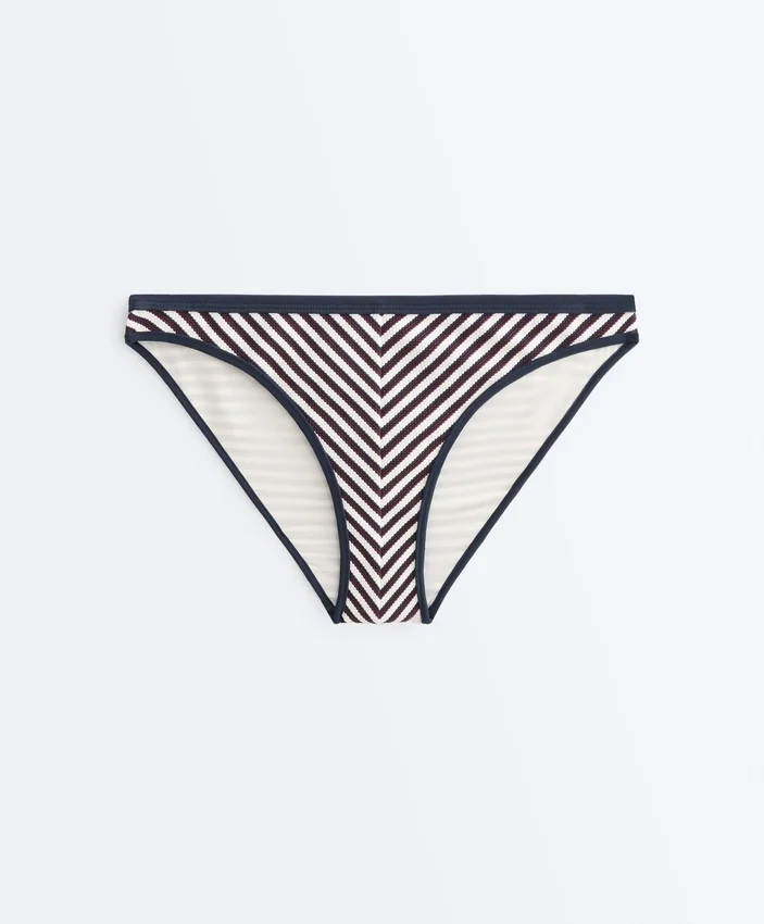 Klassische Bikinislip-Slips mit strukturierten Streifen und Zierborten Klassische Bikinislip-Slips mit strukturierten Streifen und Zierborten