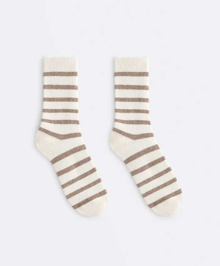 Klassische Socken aus 19 % Kaschmir und 12 % Wolle Klassische Socken aus 19 % Kaschmir und 12 % Wolle