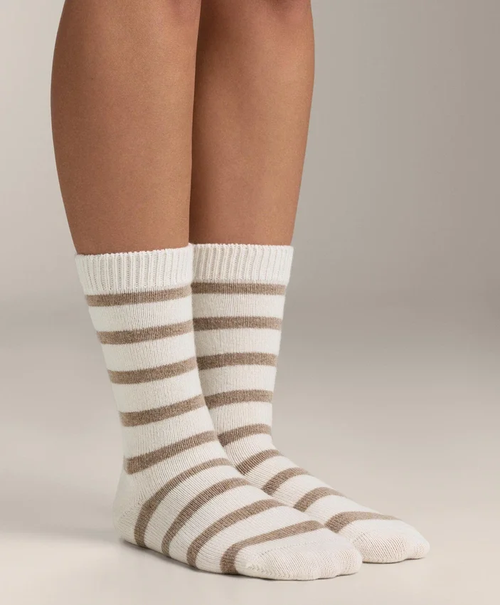 Klassische Socken aus 19 % Kaschmir und 12 % Wolle Klassische Socken aus 19 % Kaschmir und 12 % Wolle