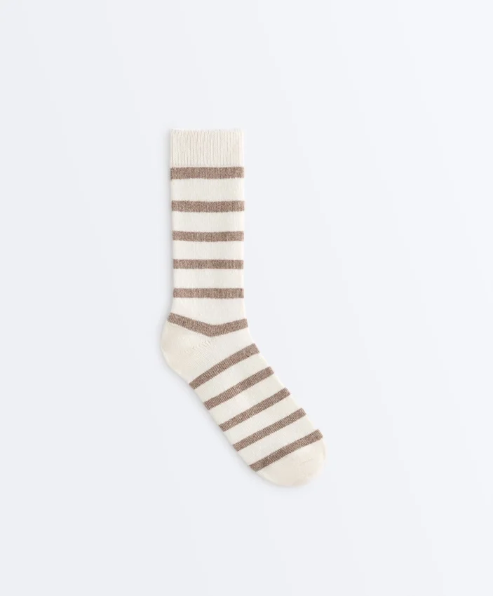 Klassische Socken aus 19 % Kaschmir und 12 % Wolle Klassische Socken aus 19 % Kaschmir und 12 % Wolle