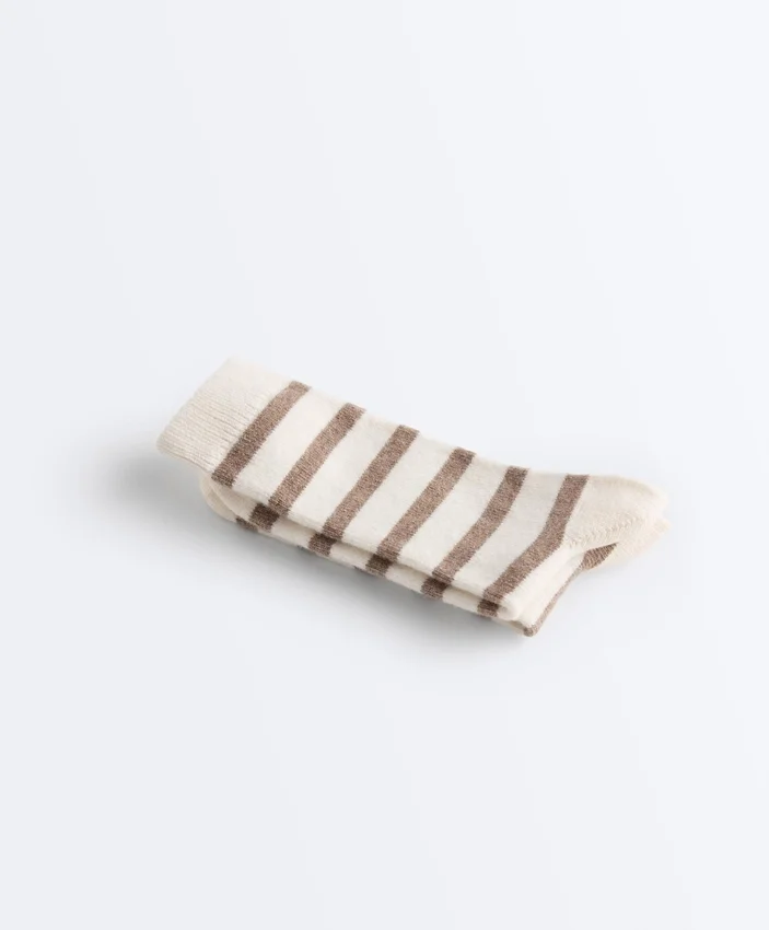 Klassische Socken aus 19 % Kaschmir und 12 % Wolle Klassische Socken aus 19 % Kaschmir und 12 % Wolle
