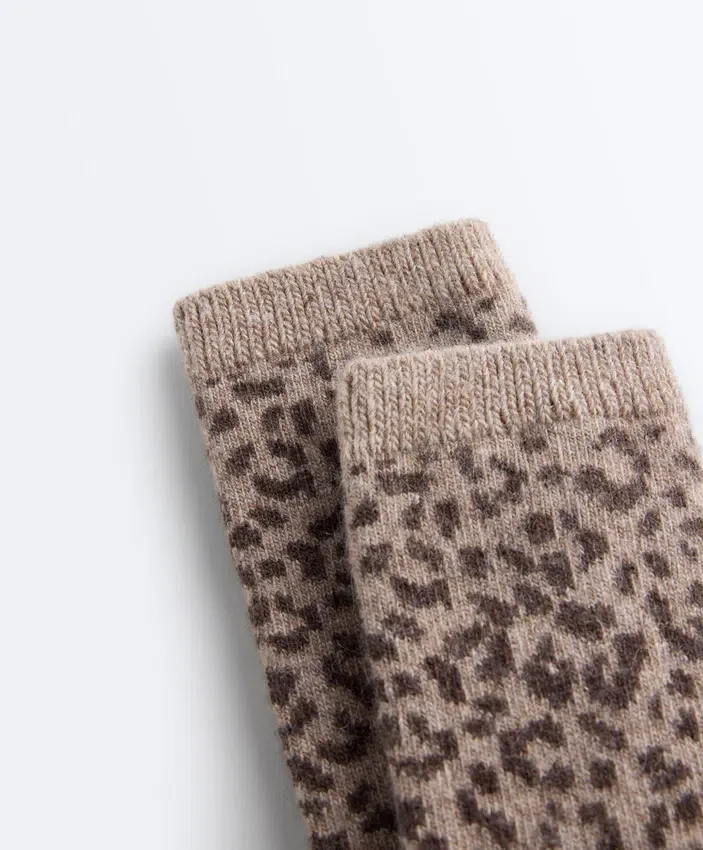 Klassische Socken aus 19 % Kaschmir und 12 % Wolle Klassische Socken aus 19 % Kaschmir und 12 % Wolle