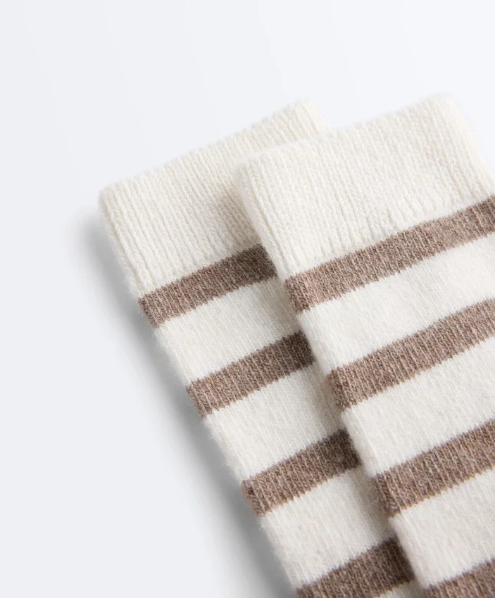 Klassische Socken aus 19 % Kaschmir und 12 % Wolle Klassische Socken aus 19 % Kaschmir und 12 % Wolle