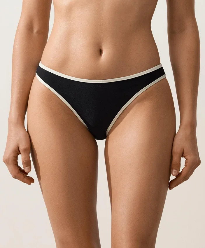 Klassischer Bikini-Slip mit Kontrastbesatz Klassischer Bikini-Slip mit Kontrastbesatz