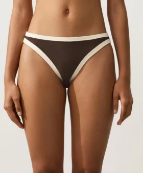 Klassischer Bikini-Slip mit Kontrastbesatz