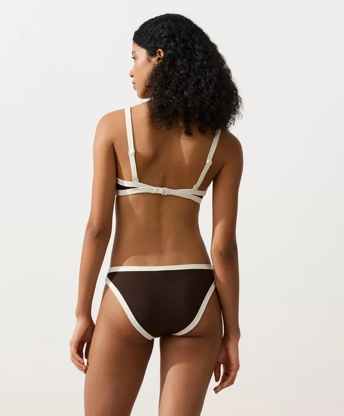 Klassischer Bikini-Slip mit Kontrastbesatz Klassischer Bikini-Slip mit Kontrastbesatz