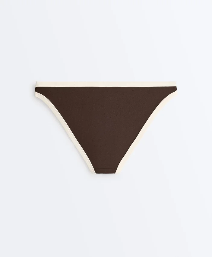 Klassischer Bikini-Slip mit Kontrastbesatz Klassischer Bikini-Slip mit Kontrastbesatz