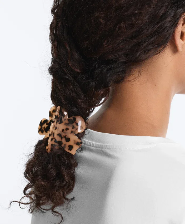 Kleiner Haarschmuck in Blumenform Kleiner Haarschmuck in Blumenform