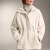 Kunstfelljacke mit verstellbarer Taille Kunstfelljacke mit verstellbarer Taille
