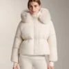 Kurze, zu 100 % mit Daunen gefütterte Jacke Kurze, zu 100 % mit Daunen gefütterte Jacke