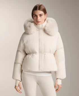 Kurze, zu 100 % mit Daunen gefütterte Jacke