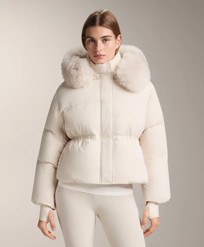 Kurze, zu 100 % mit Daunen gefütterte Jacke Kurze, zu 100 % mit Daunen gefütterte Jacke