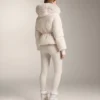 Kurze, zu 100 % mit Daunen gefütterte Jacke Kurze, zu 100 % mit Daunen gefütterte Jacke