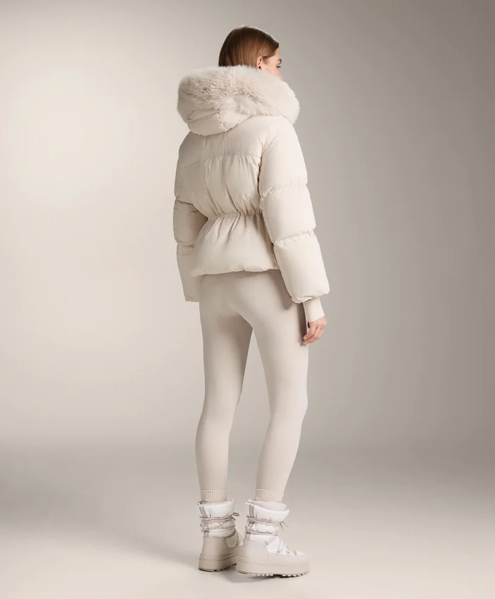 Kurze, zu 100 % mit Daunen gefütterte Jacke Kurze, zu 100 % mit Daunen gefütterte Jacke