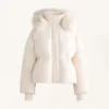 Kurze, zu 100 % mit Daunen gefütterte Jacke Kurze, zu 100 % mit Daunen gefütterte Jacke