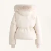 Kurze, zu 100 % mit Daunen gefütterte Jacke Kurze, zu 100 % mit Daunen gefütterte Jacke