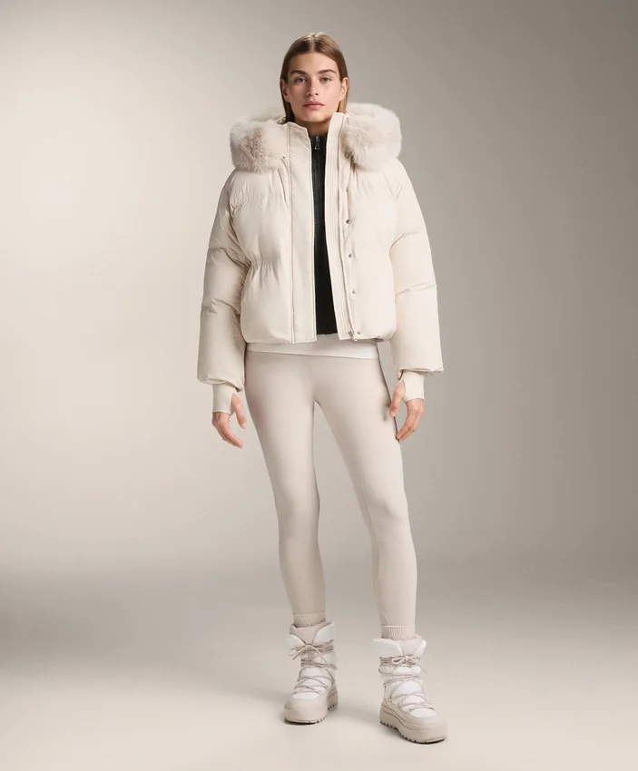 Kurze, zu 100 % mit Daunen gefütterte Jacke Kurze, zu 100 % mit Daunen gefütterte Jacke
