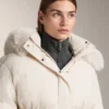 Kurze, zu 100 % mit Daunen gefütterte Jacke Kurze, zu 100 % mit Daunen gefütterte Jacke