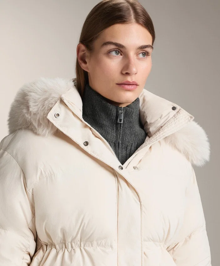 Kurze, zu 100 % mit Daunen gefütterte Jacke Kurze, zu 100 % mit Daunen gefütterte Jacke