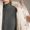 Kurze, zu 100 % mit Daunen gefütterte Jacke Kurze, zu 100 % mit Daunen gefütterte Jacke