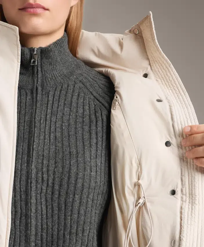 Kurze, zu 100 % mit Daunen gefütterte Jacke Kurze, zu 100 % mit Daunen gefütterte Jacke