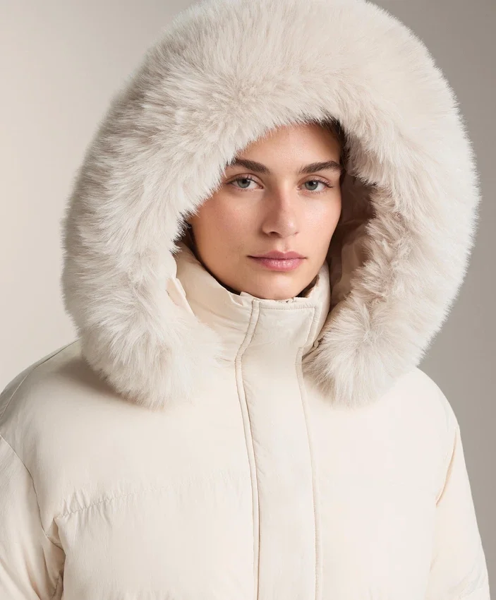 Kurze, zu 100 % mit Daunen gefütterte Jacke Kurze, zu 100 % mit Daunen gefütterte Jacke
