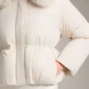 Kurze, zu 100 % mit Daunen gefütterte Jacke Kurze, zu 100 % mit Daunen gefütterte Jacke