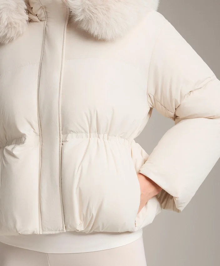 Kurze, zu 100 % mit Daunen gefütterte Jacke Kurze, zu 100 % mit Daunen gefütterte Jacke