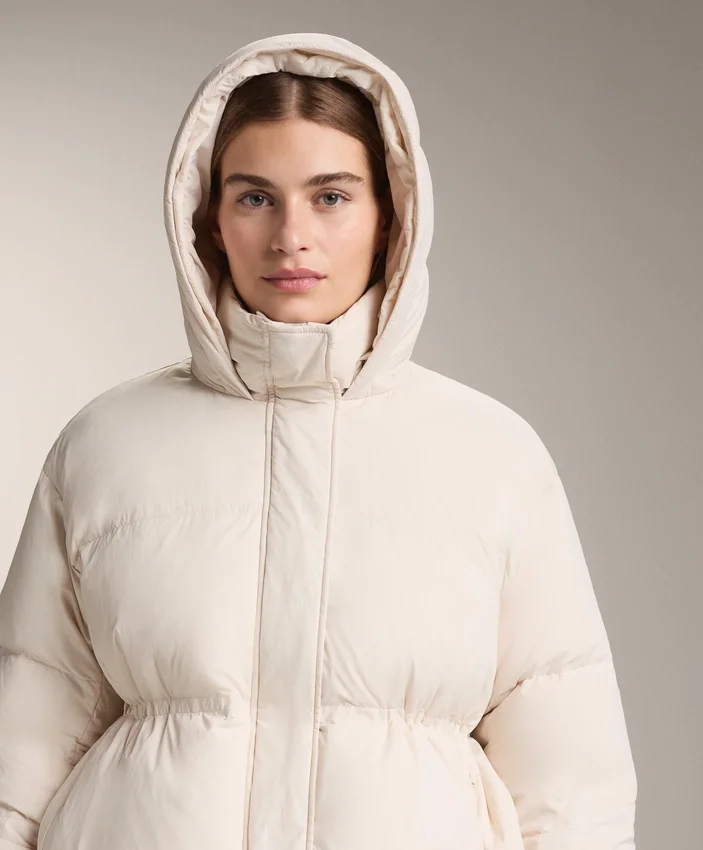 Kurze, zu 100 % mit Daunen gefütterte Jacke Kurze, zu 100 % mit Daunen gefütterte Jacke