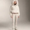 Kurze, zu 100 % mit Daunen gefütterte Jacke Kurze, zu 100 % mit Daunen gefütterte Jacke